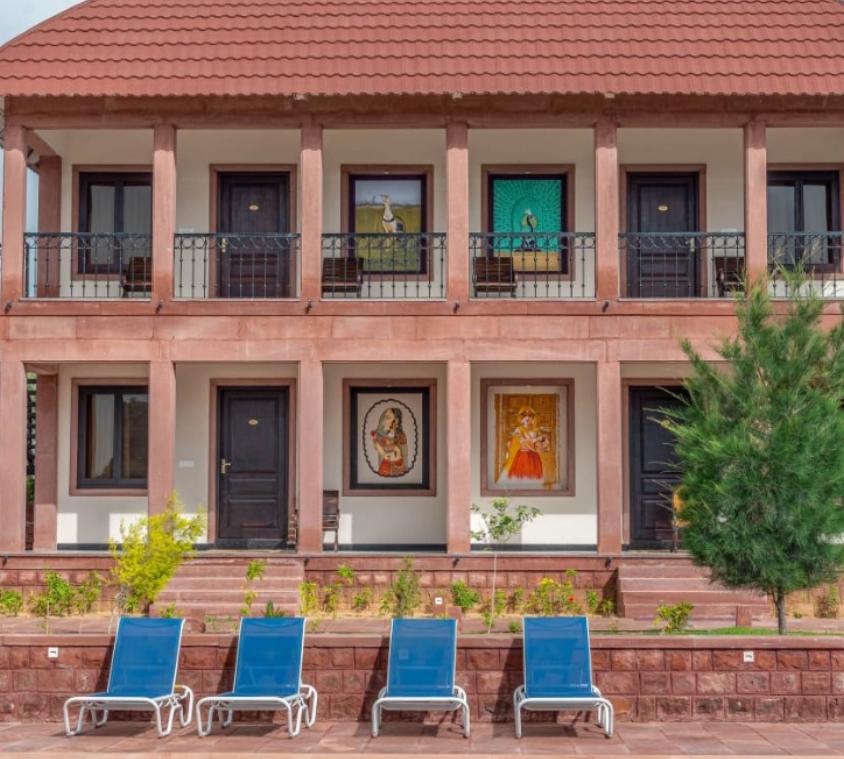 Vintage Red Stone Courtyard Design